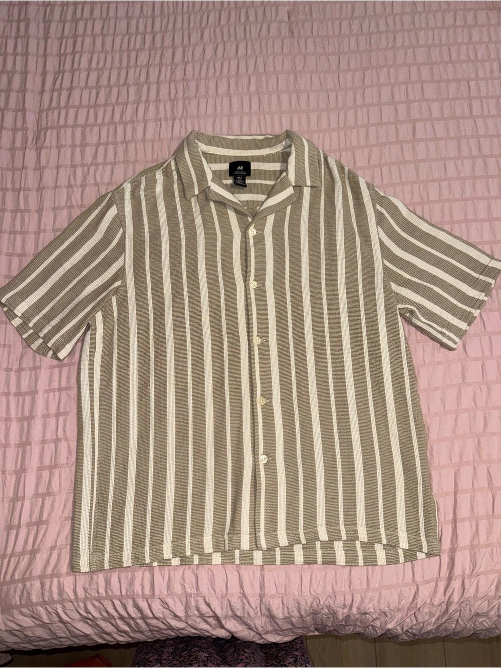 H&M Beige and White Striped Short-Sleeve Button-Down Shirt